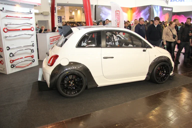 Voiture exposée parmi les stands et les visiteurs — Essen Motor Show 2023