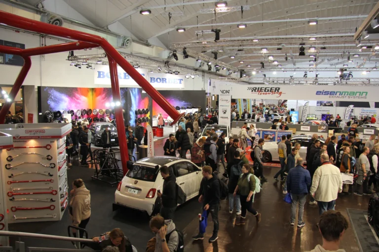 Vue d’ensemble des stands et visiteurs — Essen Motor Show 2023