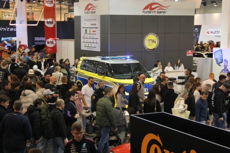 Visiteurs dans une allée du salon — Essen Motor Show 2023