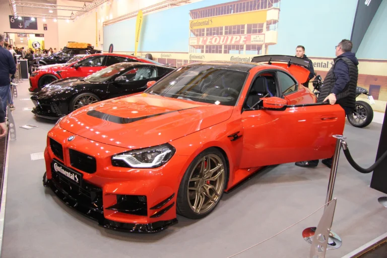 Voiture exposée parmi les stands et les visiteurs — Essen Motor Show 2023