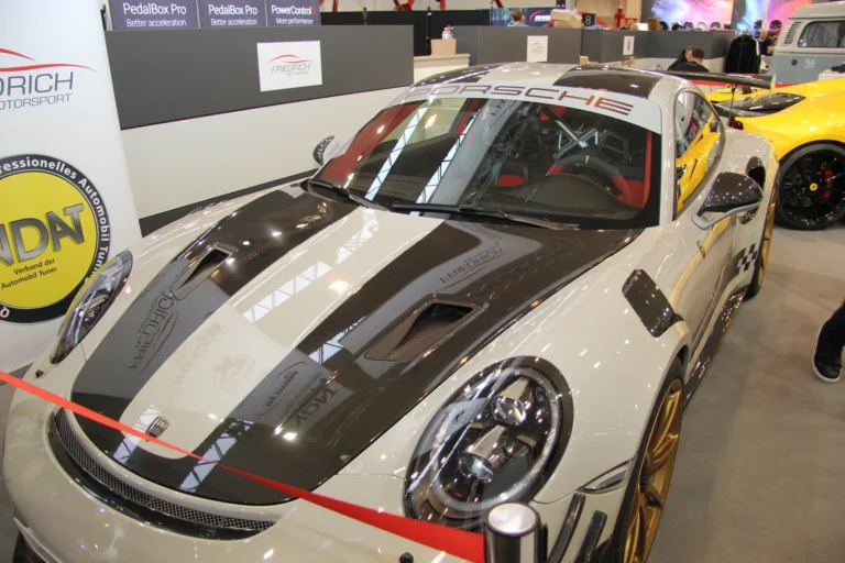 Voiture exposée parmi les stands et les visiteurs — Essen Motor Show 2023