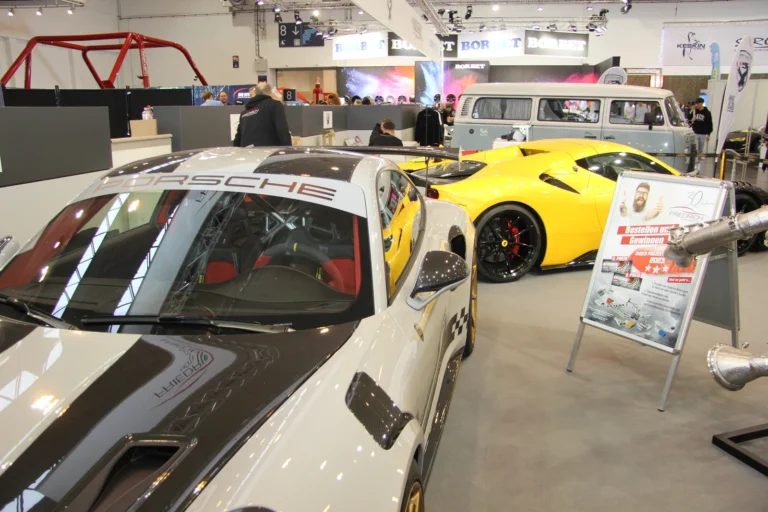 Voiture exposée parmi les stands et les visiteurs — Essen Motor Show 2023