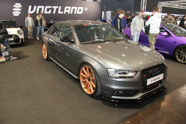 Voiture exposée parmi les stands et les visiteurs — Essen Motor Show 2023