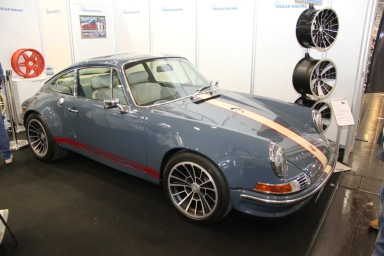 Voiture exposée parmi les stands et les visiteurs — Essen Motor Show 2023