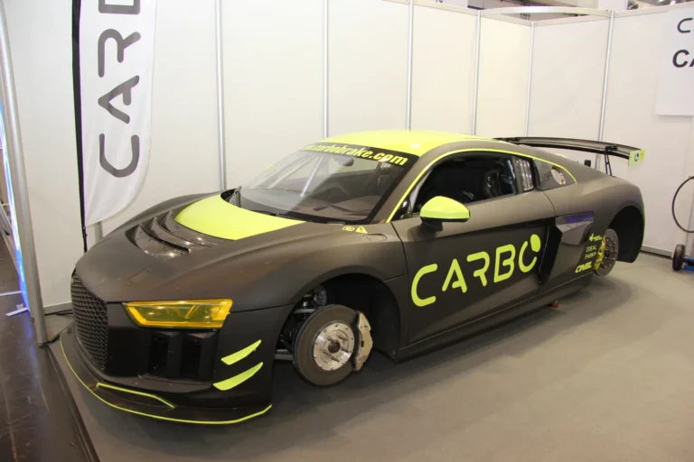 Voiture exposée parmi les stands et les visiteurs — Essen Motor Show 2023