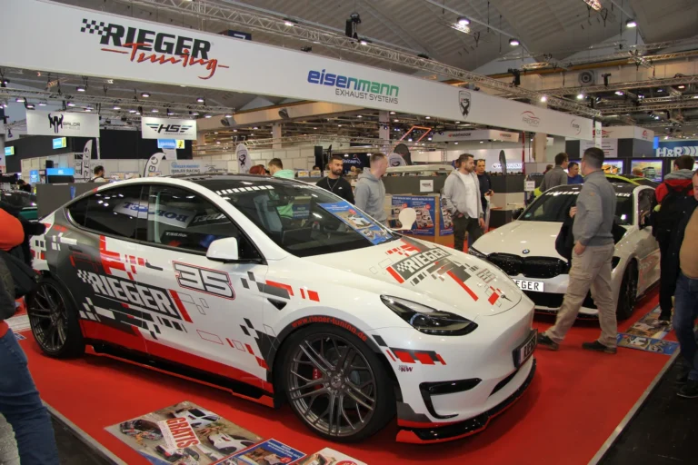 Voiture exposée parmi les stands et les visiteurs — Essen Motor Show 2023