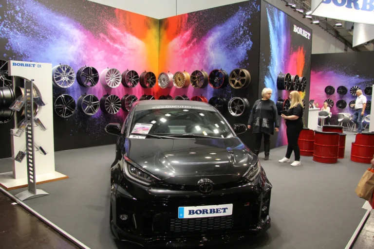 Voiture exposée parmi les stands et les visiteurs — Essen Motor Show 2023