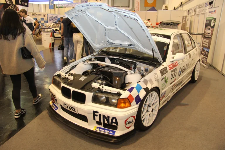 Moteur et préparation mécanique présentés capot ouvert — Essen Motor Show 2023