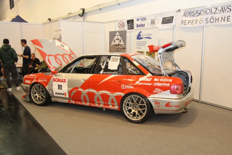 Voiture exposée parmi les stands et les visiteurs — Essen Motor Show 2023
