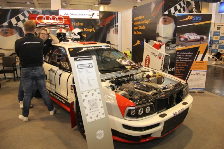 Moteur et préparation mécanique présentés capot ouvert — Essen Motor Show 2023