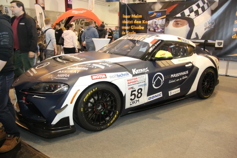 Voiture exposée parmi les stands et les visiteurs — Essen Motor Show 2023