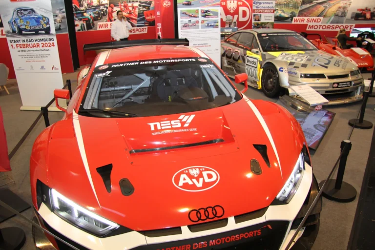 Voiture exposée parmi les stands et les visiteurs — Essen Motor Show 2023