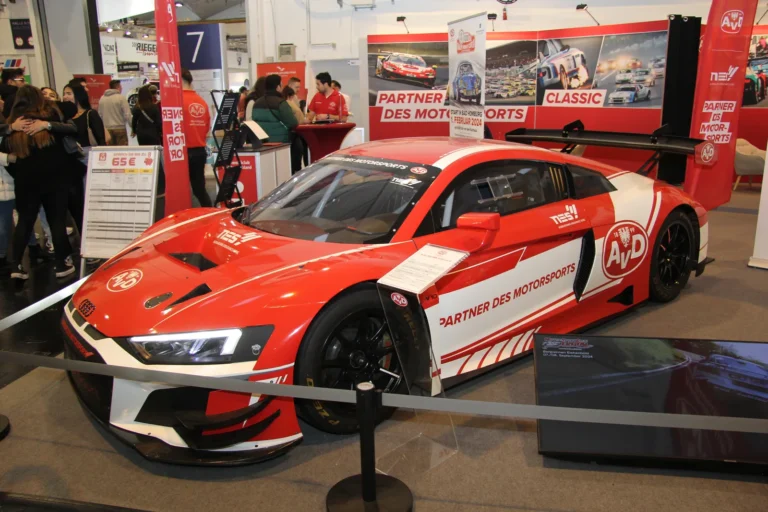 Voiture exposée parmi les stands et les visiteurs — Essen Motor Show 2023