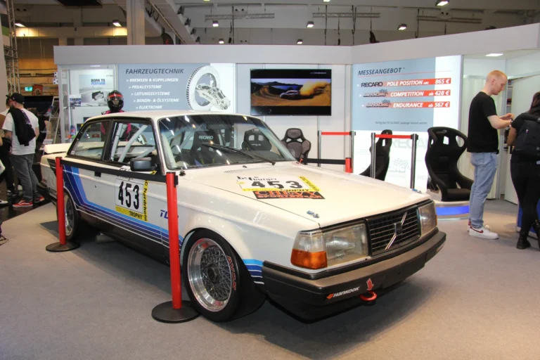 Voiture exposée parmi les stands et les visiteurs — Essen Motor Show 2023