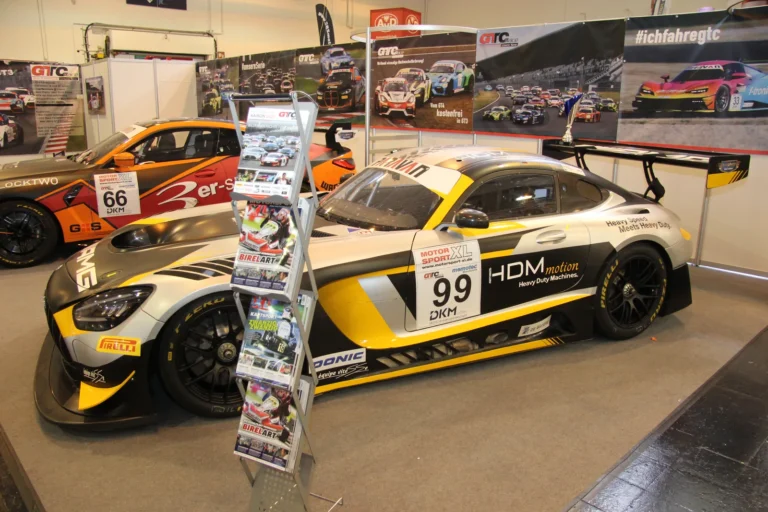 Voiture exposée parmi les stands et les visiteurs — Essen Motor Show 2023