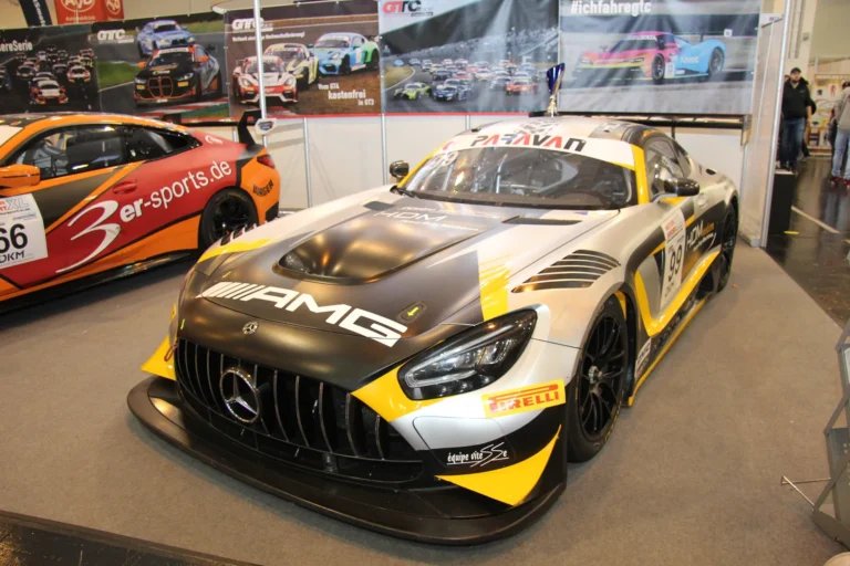 Voiture exposée parmi les stands et les visiteurs — Essen Motor Show 2023