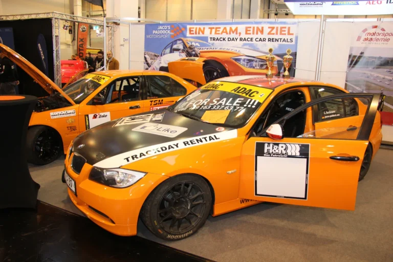 Voiture exposée parmi les stands et les visiteurs — Essen Motor Show 2023