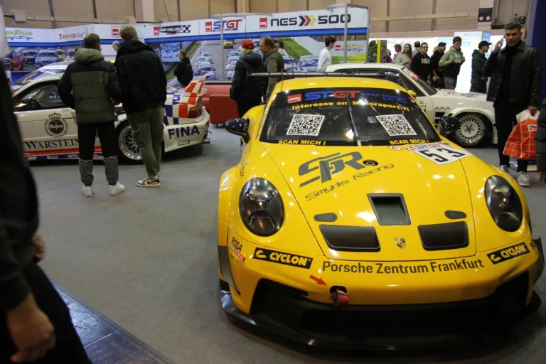 Voiture exposée parmi les stands et les visiteurs — Essen Motor Show 2023