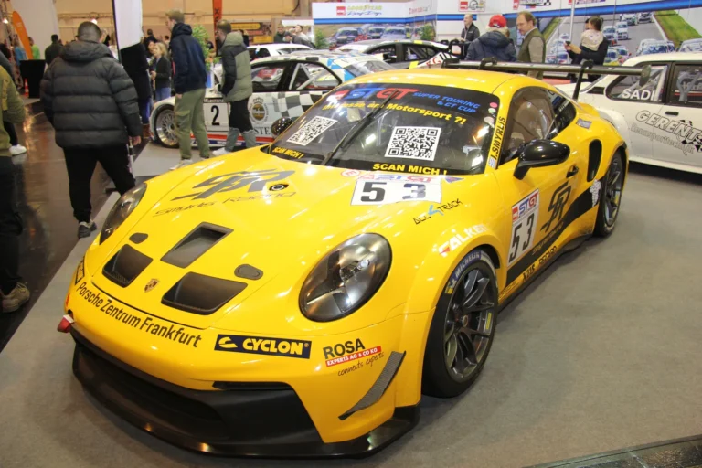 Voiture exposée parmi les stands et les visiteurs — Essen Motor Show 2023