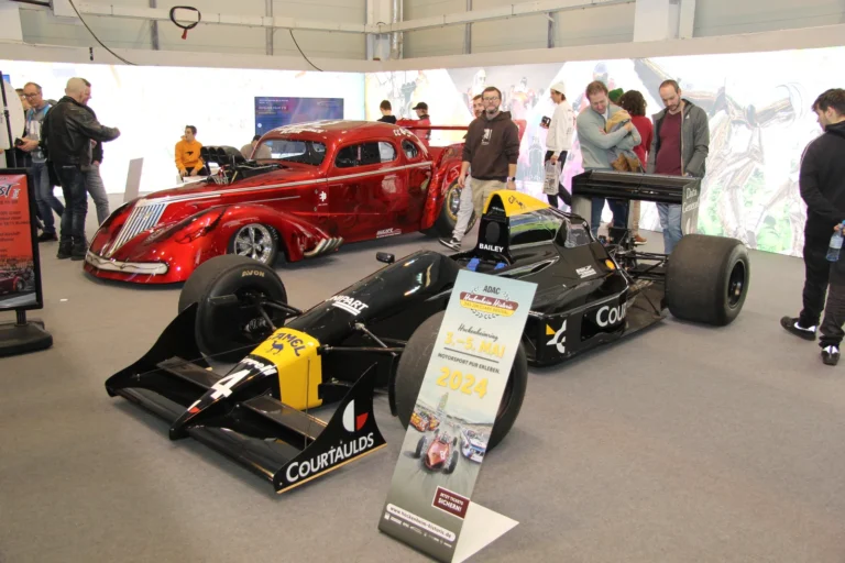 Voiture exposée parmi les stands et les visiteurs — Essen Motor Show 2023