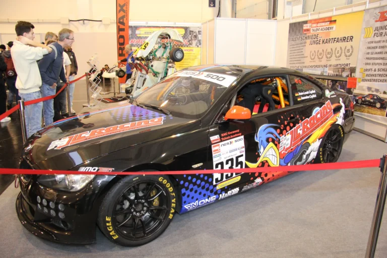 Voiture exposée parmi les stands et les visiteurs — Essen Motor Show 2023