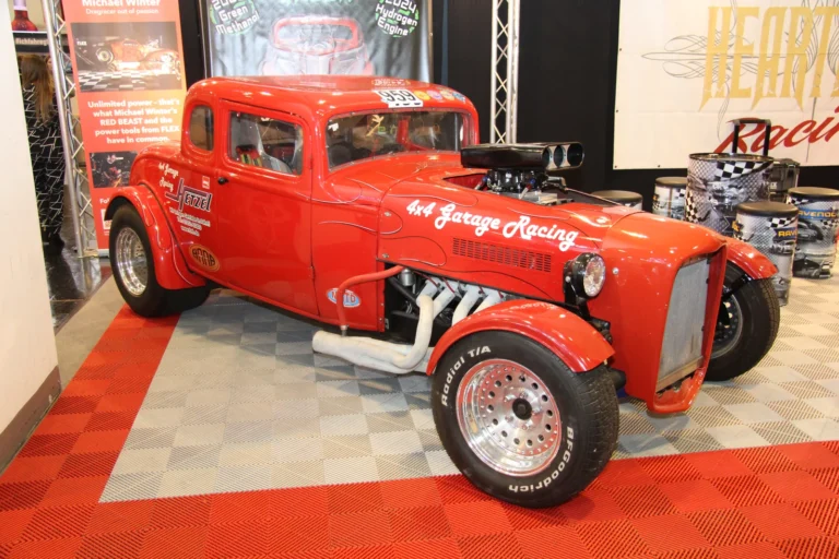 Voiture exposée parmi les stands et les visiteurs — Essen Motor Show 2023