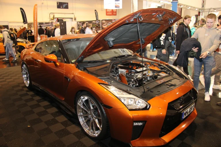 Moteur et préparation mécanique présentés capot ouvert — Essen Motor Show 2023