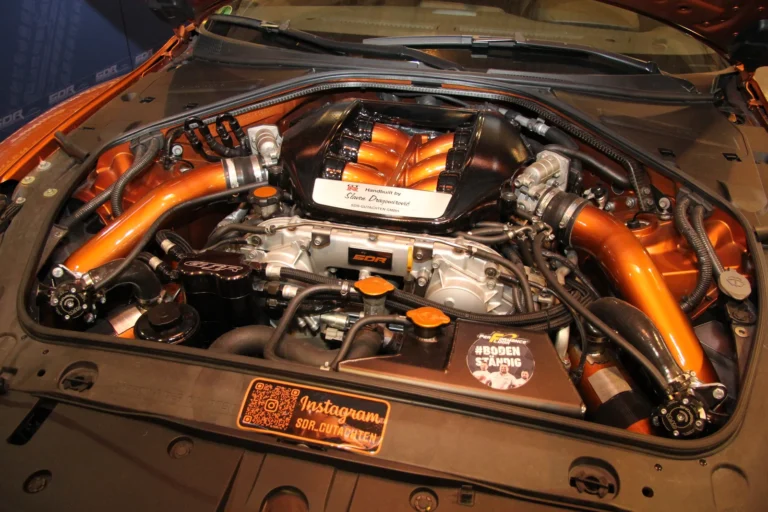 Moteur et préparation mécanique présentés capot ouvert — Essen Motor Show 2023