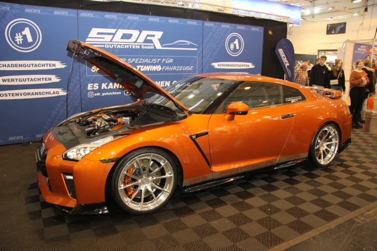 Voiture exposée parmi les stands et les visiteurs — Essen Motor Show 2023