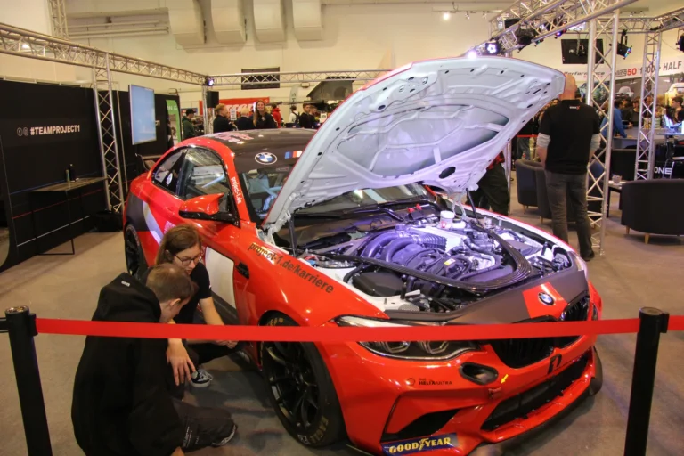 Moteur et préparation mécanique présentés capot ouvert — Essen Motor Show 2023