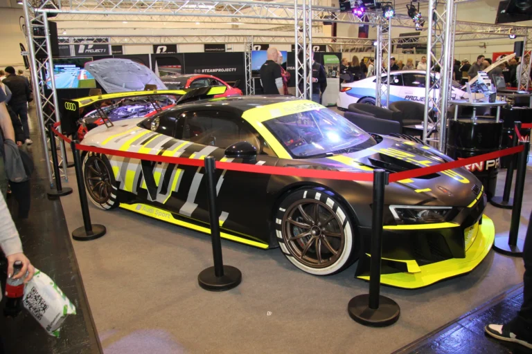 Voiture exposée parmi les stands et les visiteurs — Essen Motor Show 2023