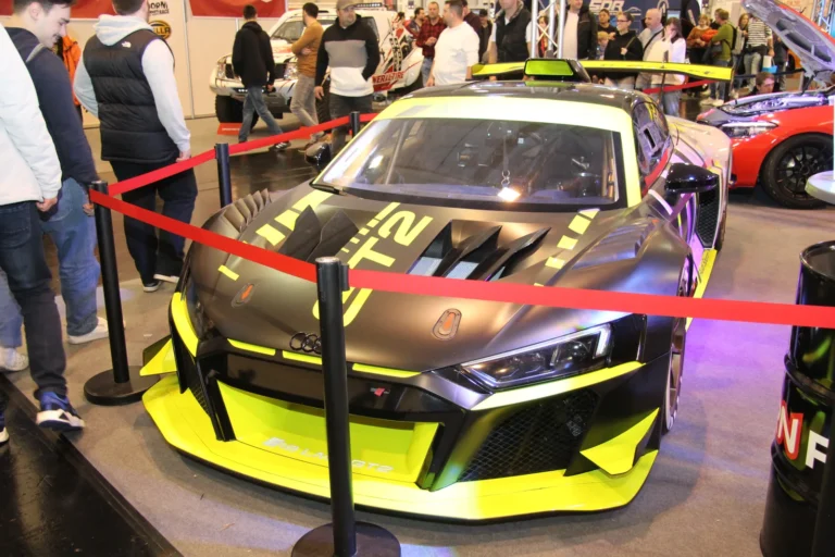 Voiture exposée parmi les stands et les visiteurs — Essen Motor Show 2023