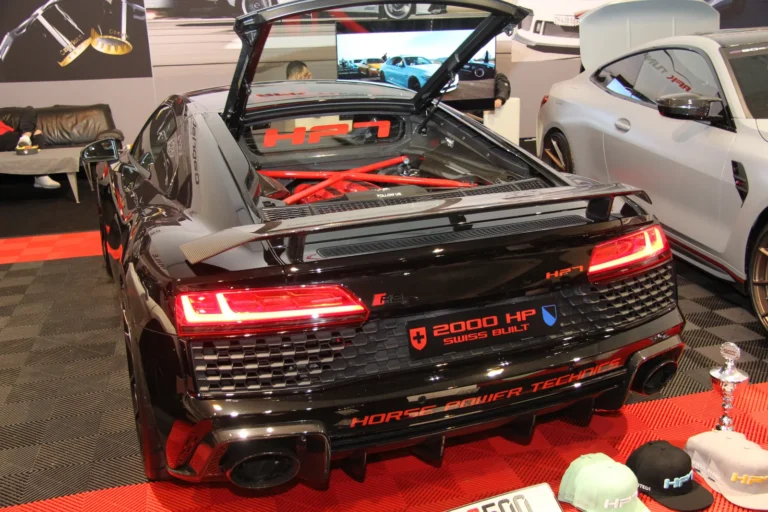 Voiture exposée parmi les stands et les visiteurs — Essen Motor Show 2023