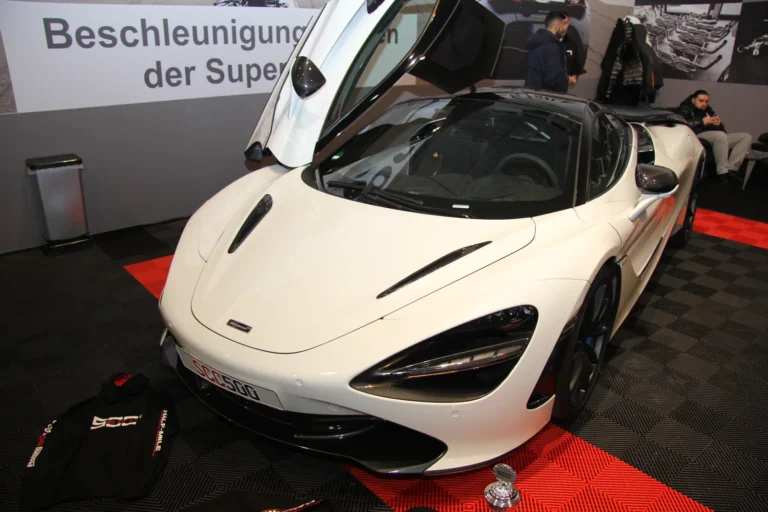 Voiture exposée parmi les stands et les visiteurs — Essen Motor Show 2023