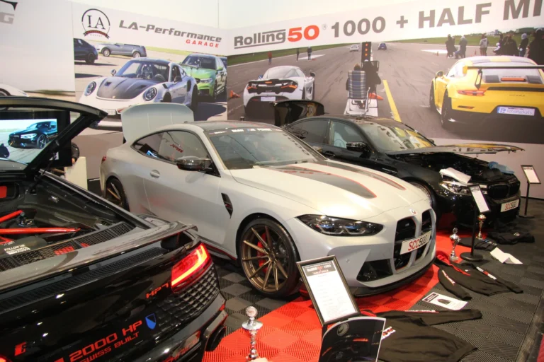 Voiture exposée parmi les stands et les visiteurs — Essen Motor Show 2023