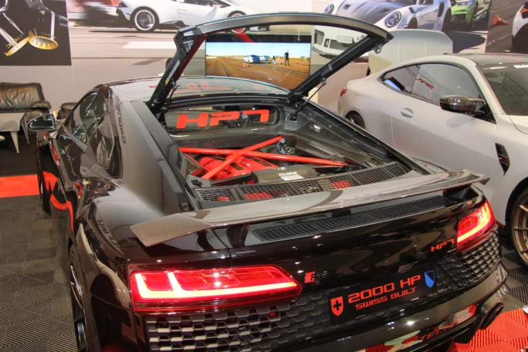 Voiture exposée parmi les stands et les visiteurs — Essen Motor Show 2023