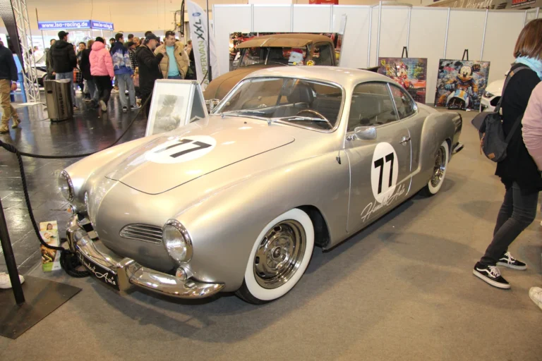 Voiture exposée parmi les stands et les visiteurs — Essen Motor Show 2023
