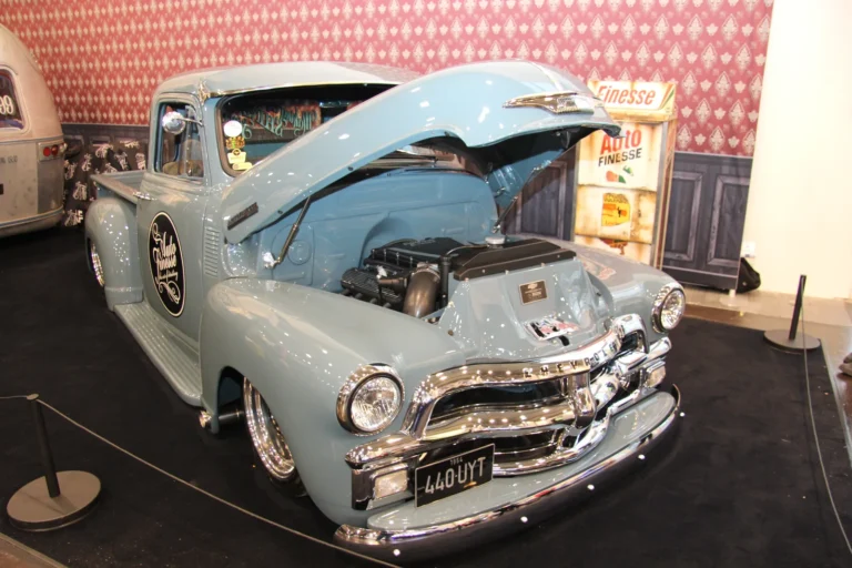 Voiture exposée parmi les stands et les visiteurs — Essen Motor Show 2023