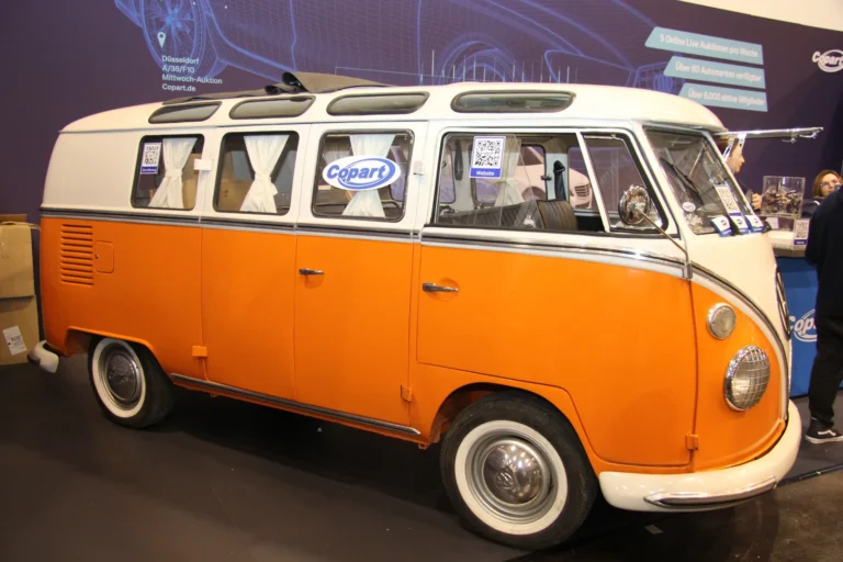 Voiture exposée parmi les stands et les visiteurs — Essen Motor Show 2023
