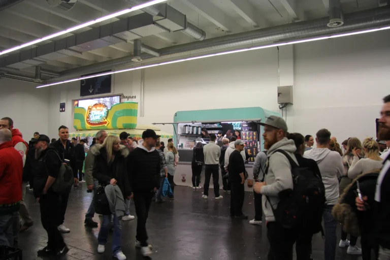 Visiteurs dans les allées — Essen Motor Show 2023