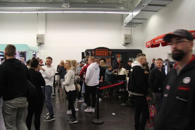Ambiance et visiteurs dans les halls — Essen Motor Show 2023