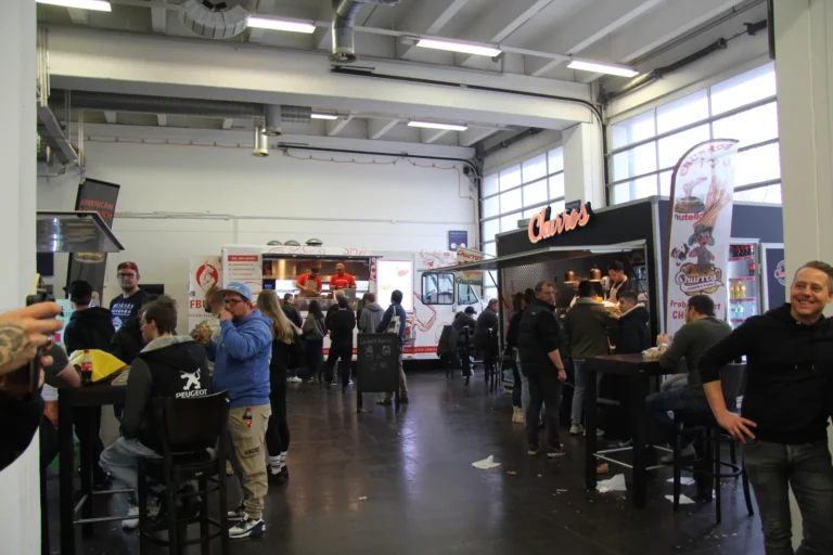 Vue d’une allée entre les stands — Essen Motor Show 2023