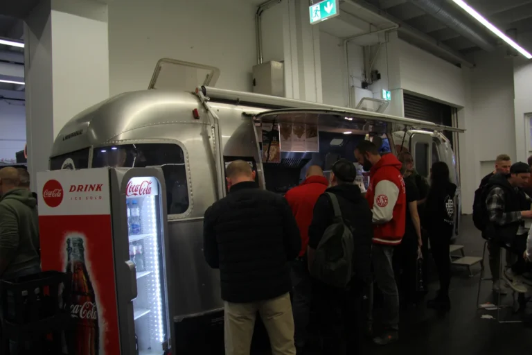 Visiteurs et véhicules sur les stands — Essen Motor Show 2023