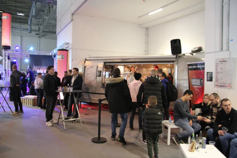 Passage des visiteurs dans le salon — Essen Motor Show 2023