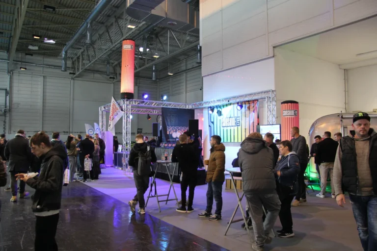 Allée du salon et éclairages des stands — Essen Motor Show 2023