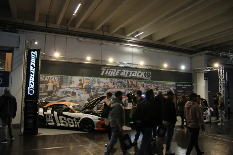 Véhicules et stands dans les halls — Essen Motor Show 2023