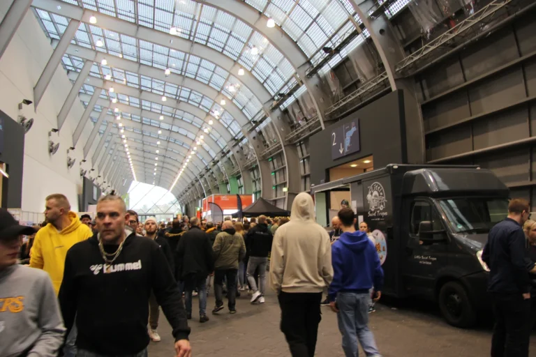 Visiteurs sous la verrière du hall — Essen Motor Show 2023