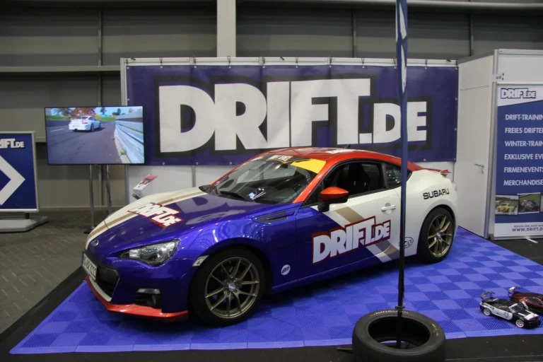 Voiture exposée parmi les stands et les visiteurs — Essen Motor Show 2023