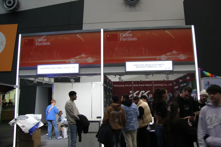 Visiteurs devant un espace d’exposition — Essen Motor Show 2023
