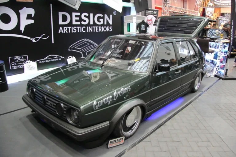 Voiture exposée parmi les stands et les visiteurs — Essen Motor Show 2023